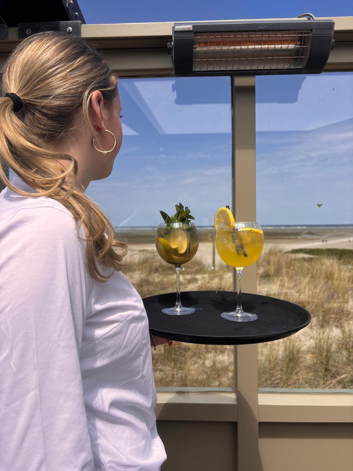 Bediening met cocktails en zeezicht bij Sea You at Ballum
