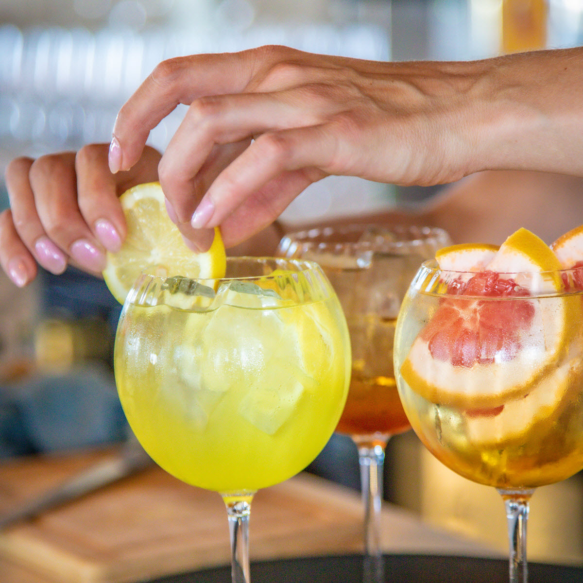 Cocktails worden voorbereid bij Sea You at Ballum