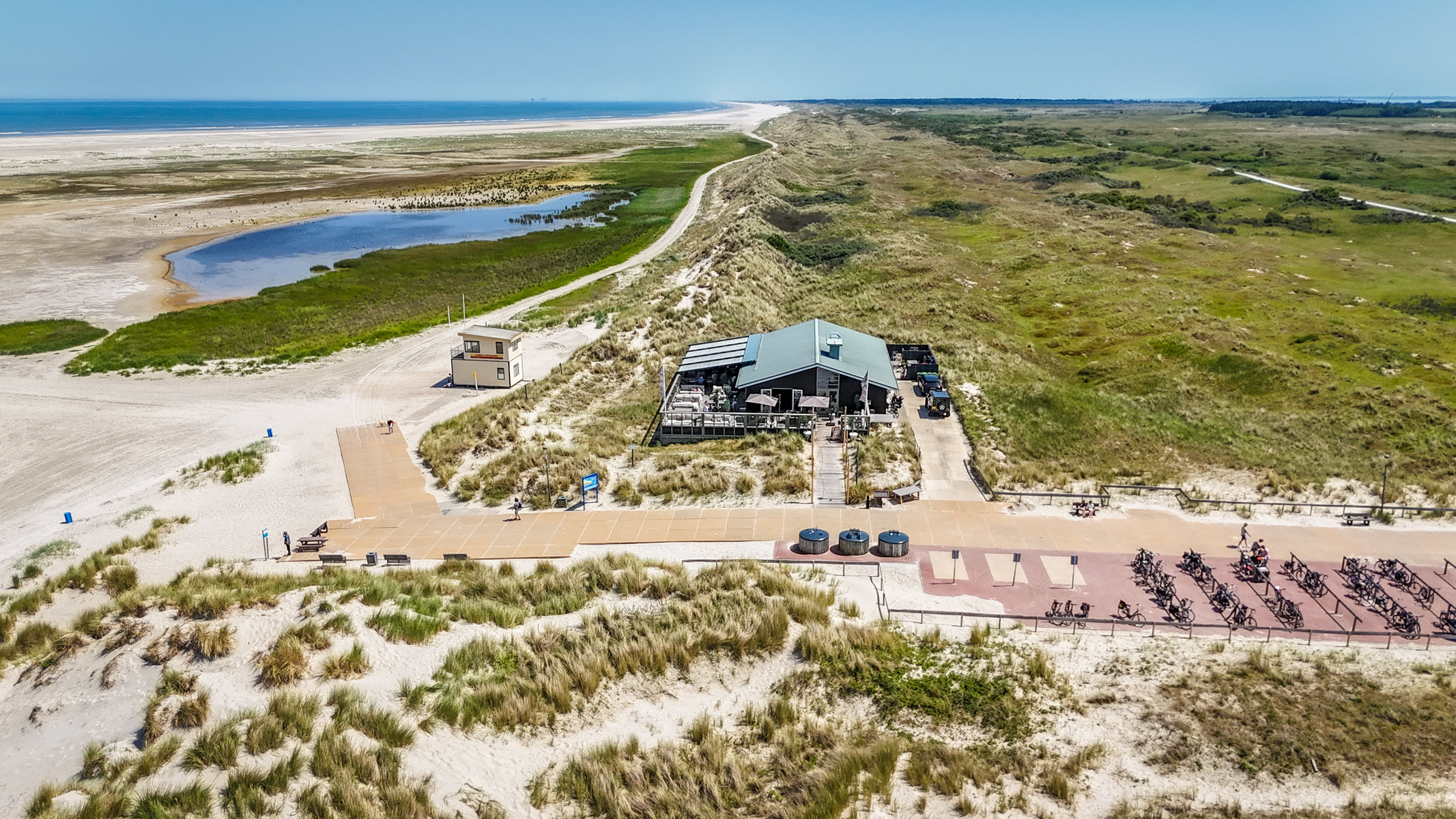 Chef van Sea You at Ballum presenteert een sharing board met uitzicht op de Amelander duinen